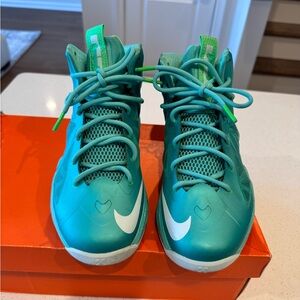 Nike Lebron X Crystal Mint POSGRN Men size 6.5 / Women’s size 8